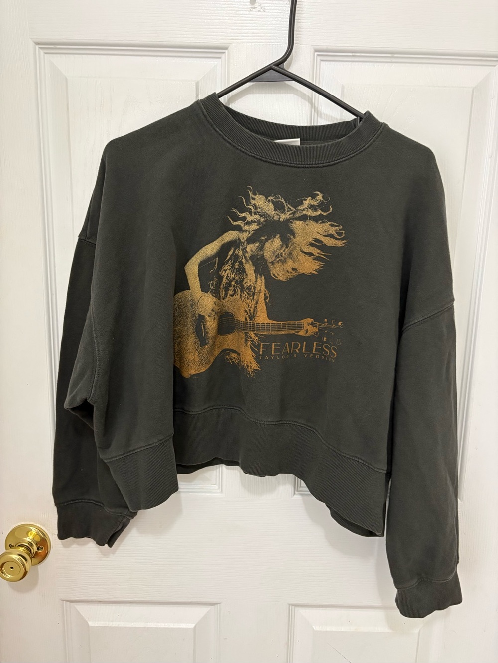 Taylor Swift Dark Gray 'Fearless' Gold-Print Cropped Sweatshirt